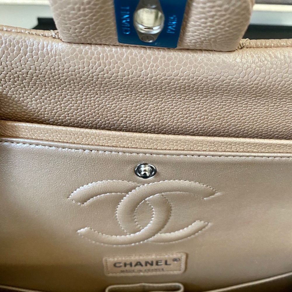 Chanel Classic Flap - Medium - Picture 9 of 10